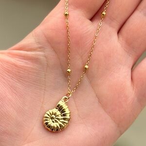 Seashell Pendant Necklace 18k gold plated